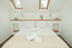 פגשים בחצר - עליזה רון - 0542055172 - קמפינג בוטיק - חממה יוצרת - יחידות ארוח