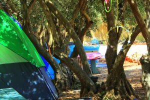 נפגשים בחצר - עליזה רון - 0542055172 - קמפינג בוטיק