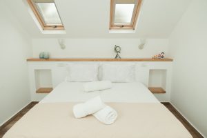 נפגשים בחצר - עליזה רון - 0542055172 - קמפינג בוטיק