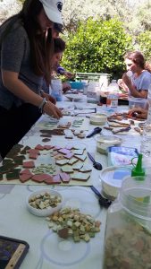 נפגשים בחצר - עליזה רון - 0542055172 - קמפינג בוטיק - חממה יוצרת - יחידות אירוח